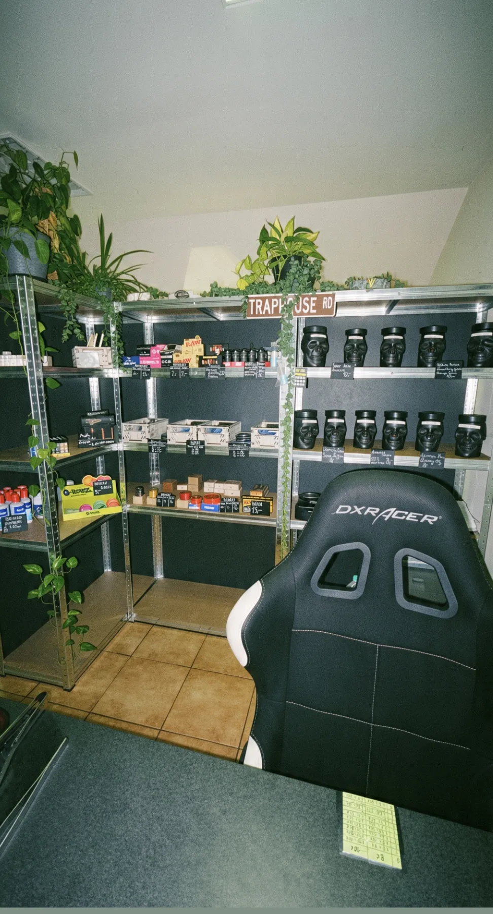 Regály s ponukou v predajni ZAZA SHOP